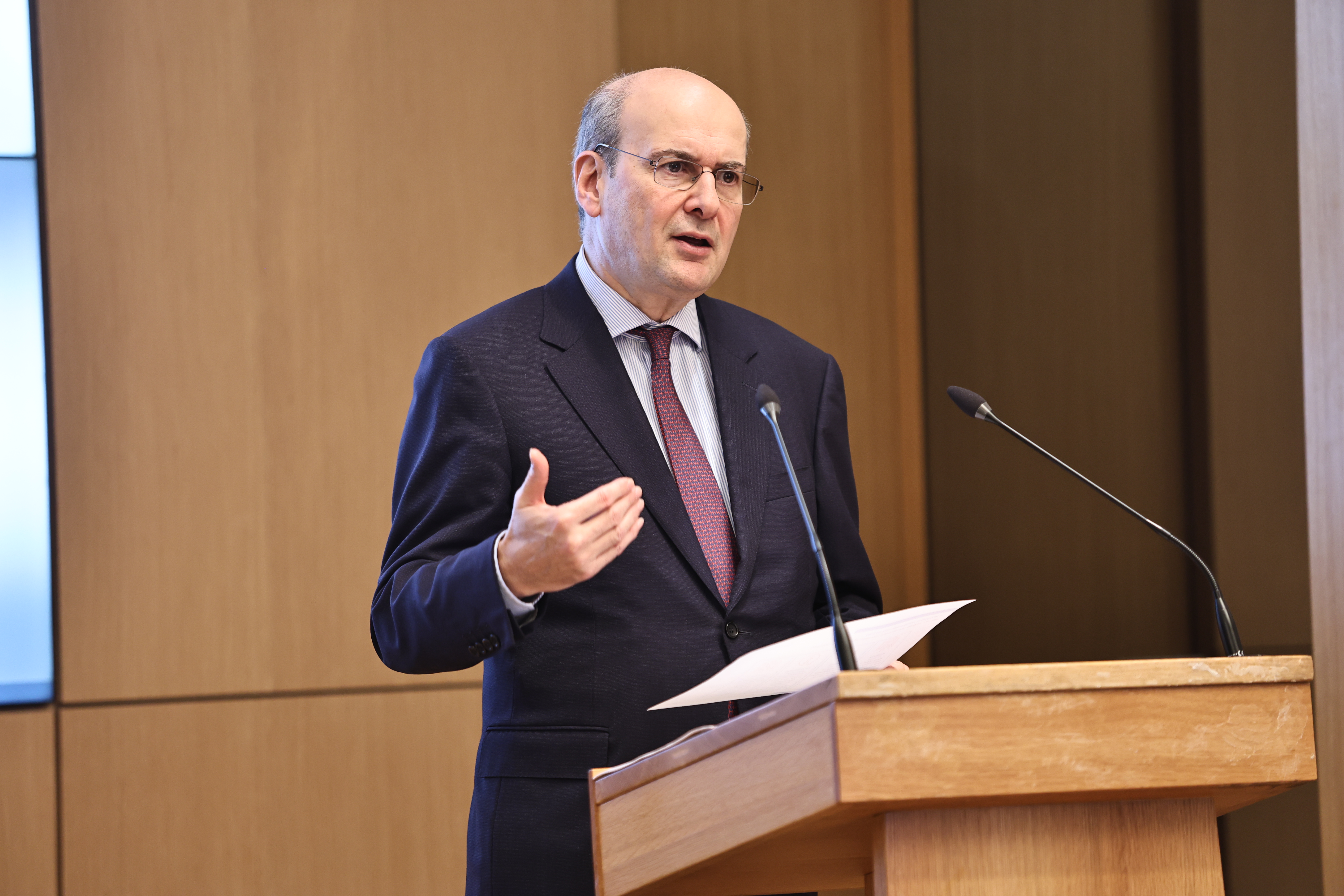K. Χατζηδάκης: «Δεν έτυχε… πέτυχε» – Στα 5,3 δισ. ευρώ το Κοινωνικό Κλιματικό Ταμείο, νέο «Εξοικονομώ» για 62.000 κατοικίες
