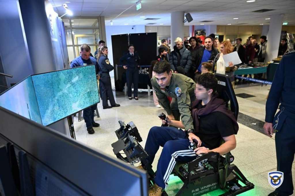 Προσομοιωτές αεροσκαφών F-16 και F-35 και συστήματα εικονικής πραγματικότητας VR από την Πολεμική Αεροπορία στο νέο λιμάνι Πατρών