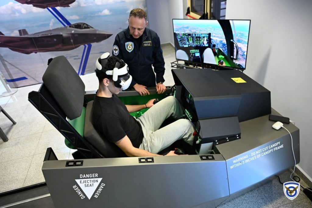 Προσομοιωτές αεροσκαφών F-16 και F-35 και συστήματα εικονικής πραγματικότητας VR από την Πολεμική Αεροπορία στο νέο λιμάνι Πατρών