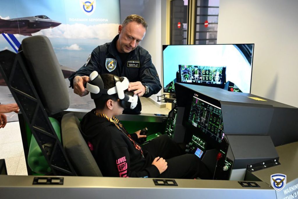 Προσομοιωτές αεροσκαφών F-16 και F-35 και συστήματα εικονικής πραγματικότητας VR από την Πολεμική Αεροπορία στο νέο λιμάνι Πατρών