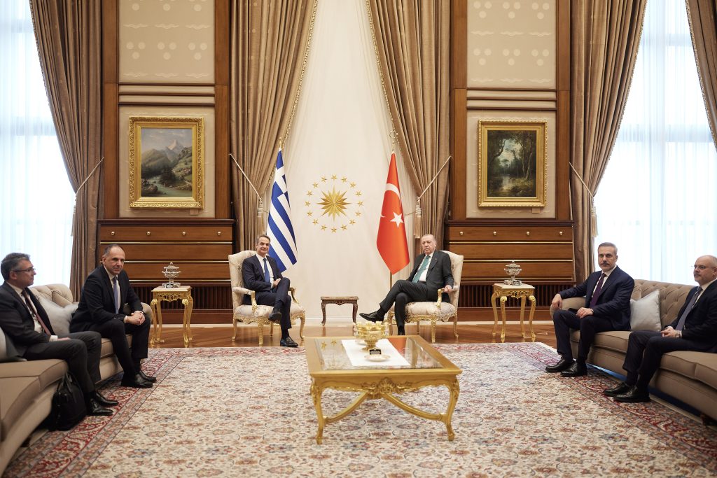Μητσοτάκης: Να αρθεί κάθε απειλή στις μεταξύ μας σχέσεις – Ερντογάν: Πολύτιμος φίλος ο Έλληνας πρωθυπουργός