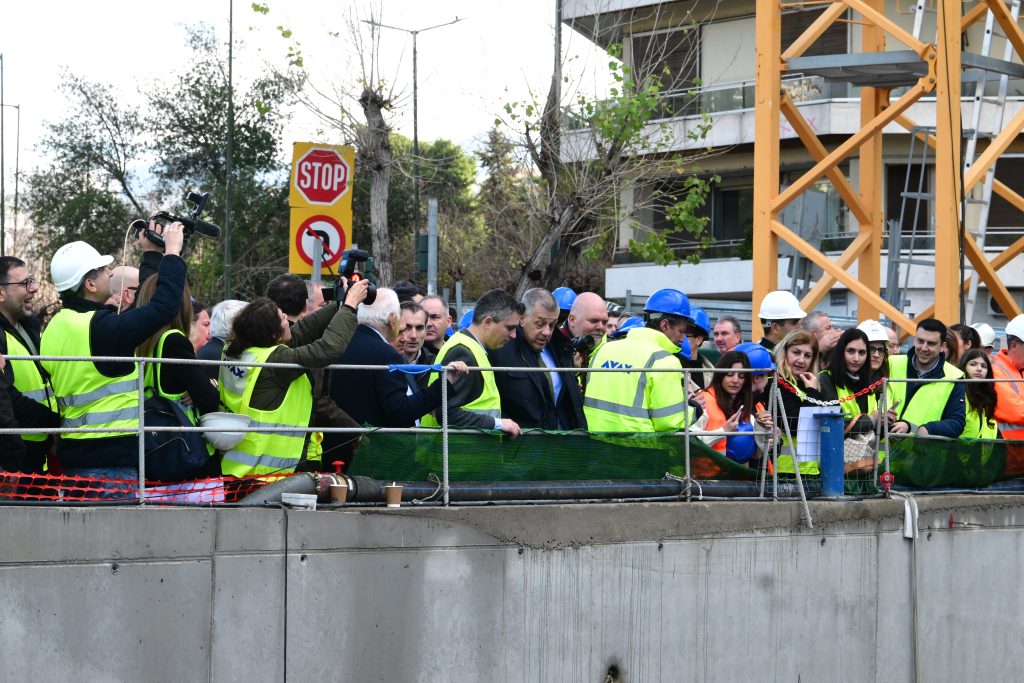 Η «Αθηνά» αποκαλύπτεται: Η άφιξη του μετροπόντικα στο φρέαρ του Ευαγγελισμού