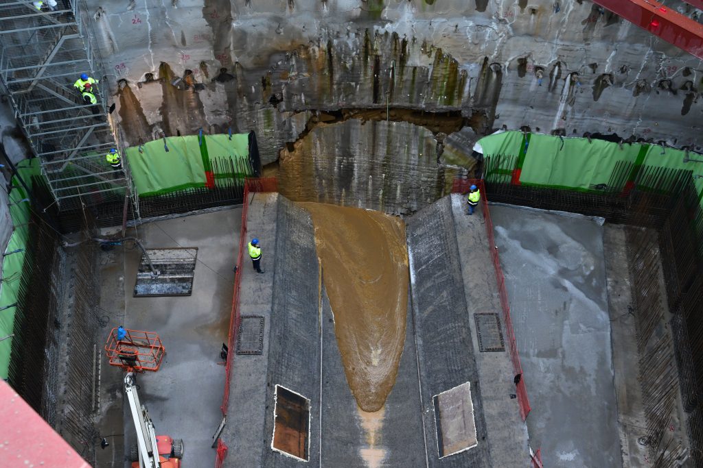 Η «Αθηνά» αποκαλύπτεται: Η άφιξη του μετροπόντικα στο φρέαρ του Ευαγγελισμού