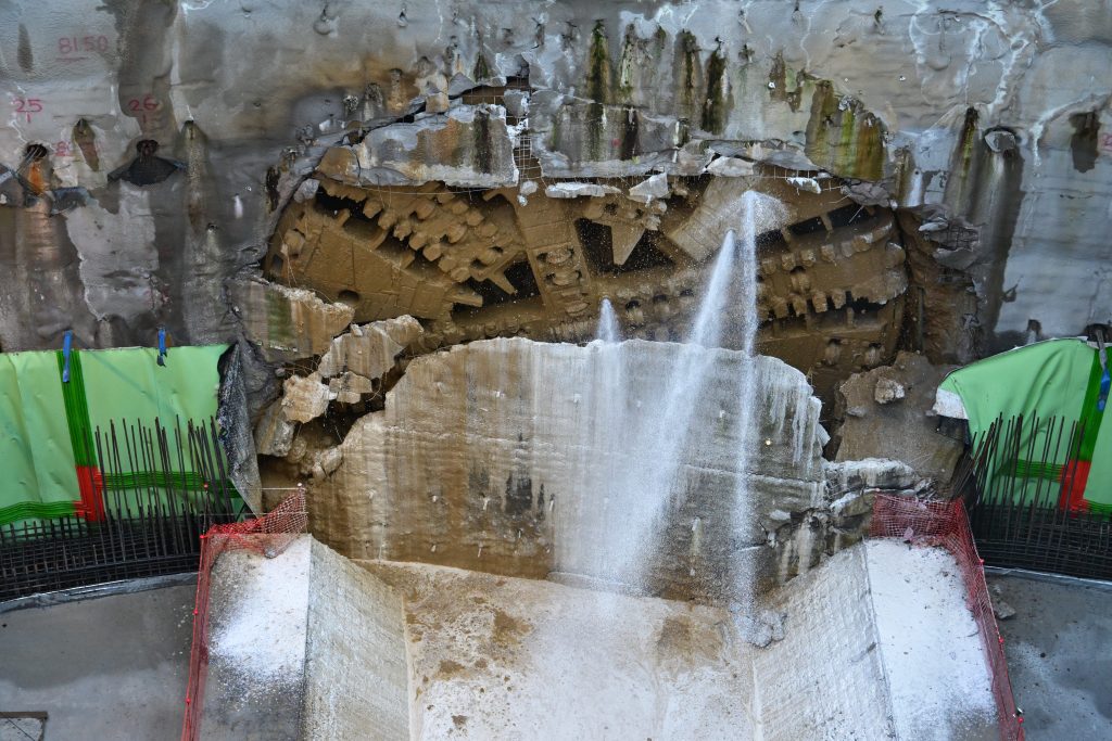 Η «Αθηνά» αποκαλύπτεται: Η άφιξη του μετροπόντικα στο φρέαρ του Ευαγγελισμού