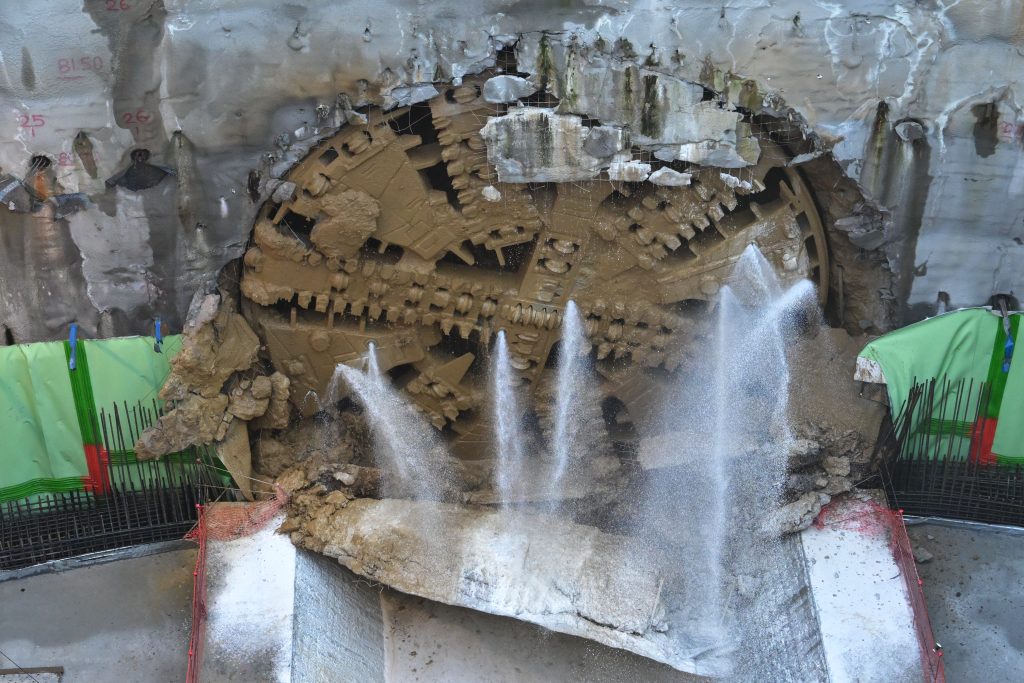 Η «Αθηνά» αποκαλύπτεται: Η άφιξη του μετροπόντικα στο φρέαρ του Ευαγγελισμού