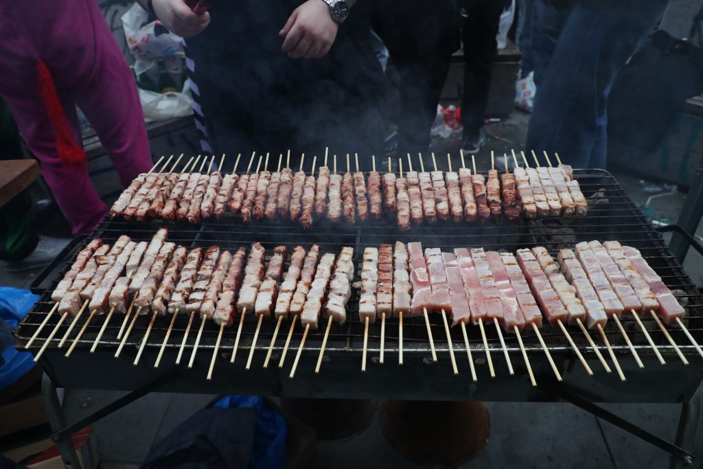 Θεσσαλονίκη: Κοσμοσυρροή στο κέντρο της πόλης για την Τσικνοπέμπτη