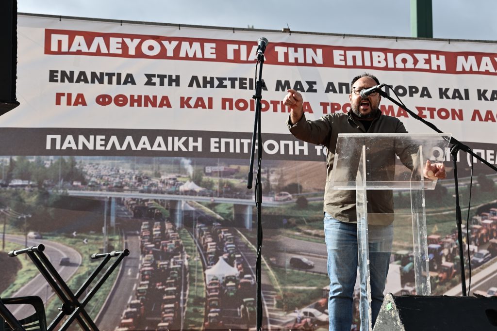 Ανεβαίνουν την Πανεπιστημίου δεκάδες τρακτέρ με κατεύθυνση προς το Σύνταγμα