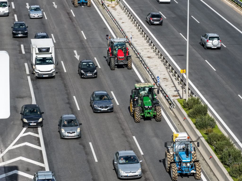 «Απόβαση» των τρακτέρ στο κέντρο της Αθήνας – Στο Σύνταγμα θα διανυκτερεύσουν οι αγρότες