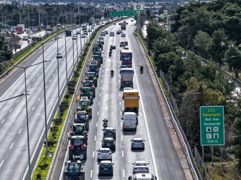 Ανεβαίνουν την Πανεπιστημίου δεκάδες τρακτέρ με κατεύθυνση προς το Σύνταγμα
