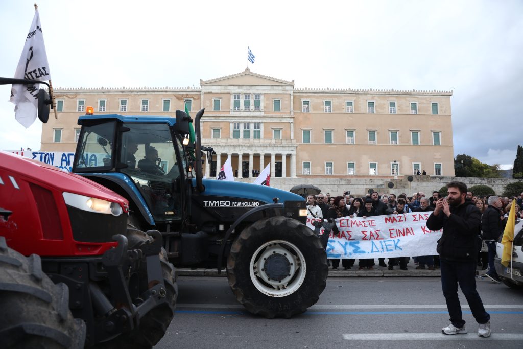«Απόβαση» των τρακτέρ στο κέντρο της Αθήνας – Στο Σύνταγμα θα διανυκτερεύσουν οι αγρότες