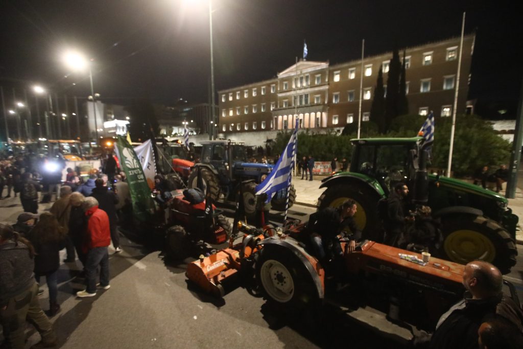 Συντεταγμένη αποχώρηση των αγροτών από το Σύνταγμα – «Ο αγώνας συνεχίζεται» διαμηνύουν