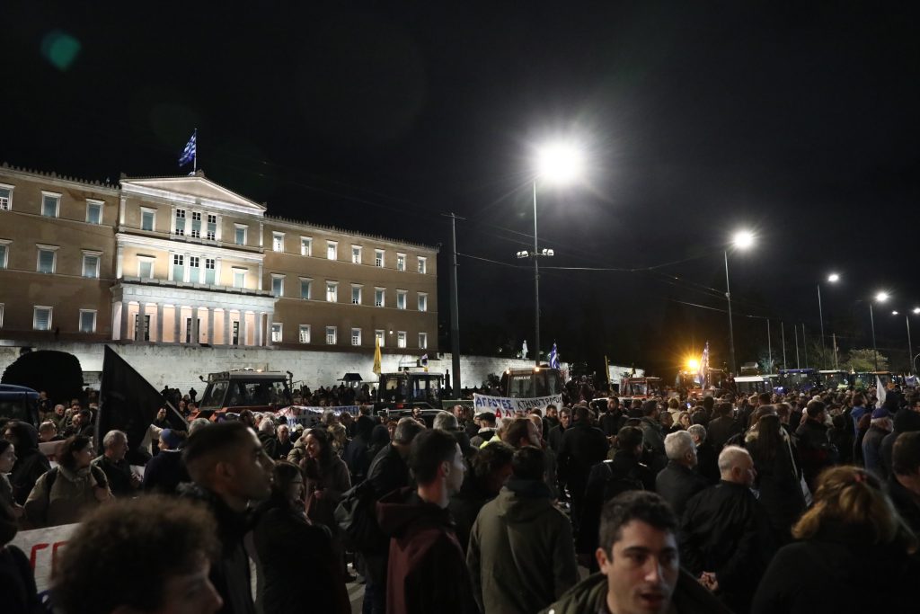Αγρότες: Στο Σύνταγμα πάνω από 40 τρακτέρ – Τα αιτήματα, τα πολιτικά μηνύματα και η ώρα της αποχώρησης