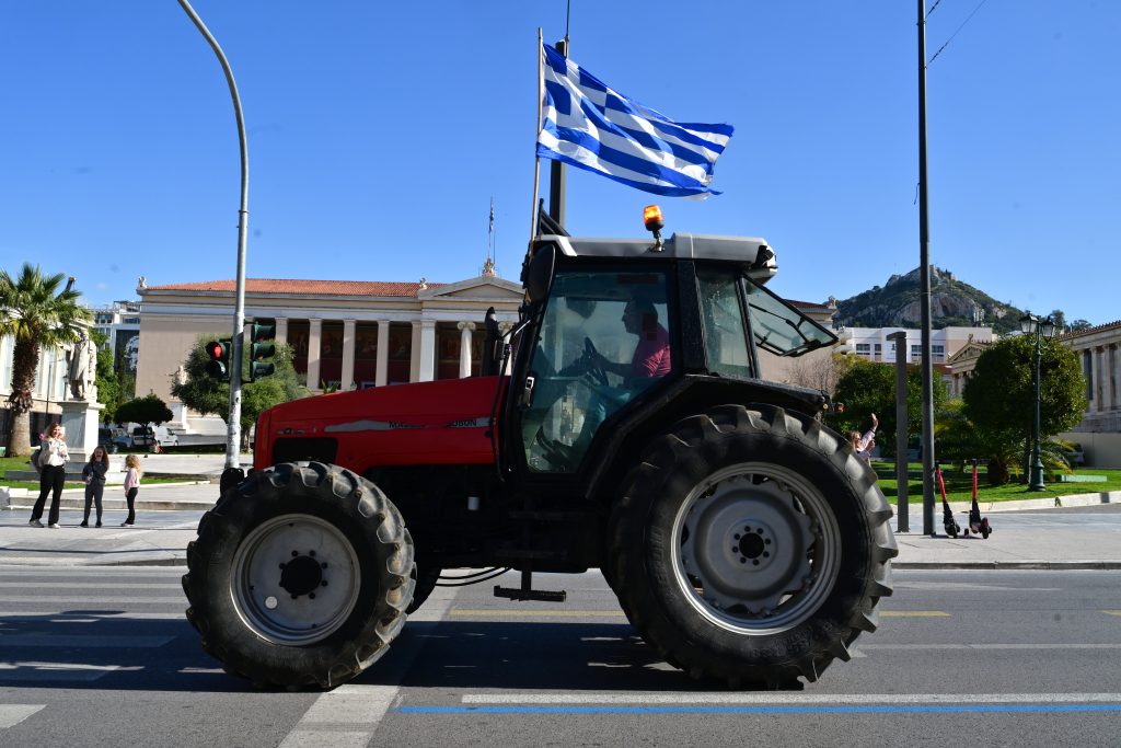 Συντεταγμένη αποχώρηση των αγροτών από το Σύνταγμα - «Ο αγώνας συνεχίζεται»  διαμηνύουν - ertnews.gr