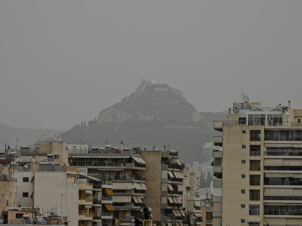 Η Αθήνα στο «πορτοκαλί»: Φωτογραφίες που «πνίγουν» την ανάσα από την επέλαση της αφρικανικής σκόνης