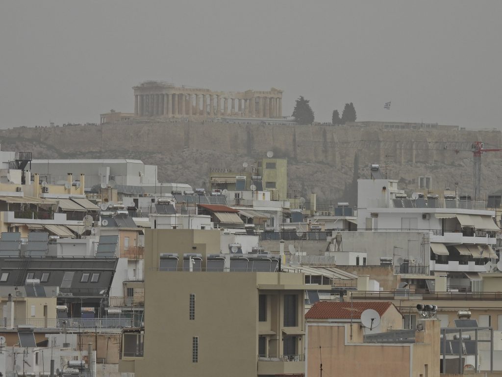 Η Αθήνα στο «πορτοκαλί»: Φωτογραφίες που «πνίγουν» την ανάσα από την επέλαση της αφρικανικής σκόνης