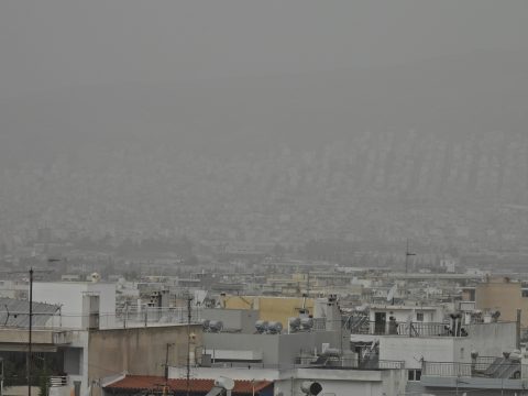 Πτώσεις δέντρων στην Αττική λόγω των θυελλωδών ανέμων – Στην Αγία Παρασκευή έπεσε πεύκο 25 μέτρων