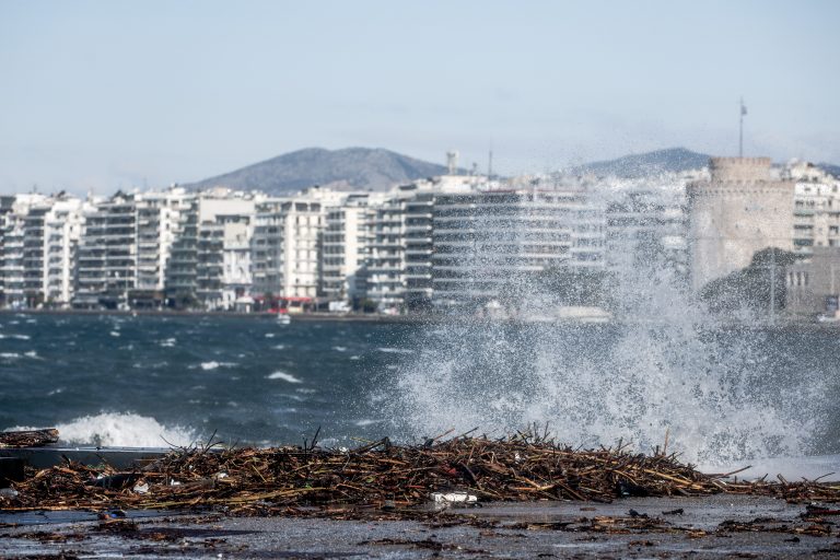 Τεράστια κύματα «χτυπούν» τη Νέα Παραλία Θεσσαλονίκης- Βγήκε η θάλασσα στη στεριά σε Αγία Τριάδα και Επανομή (εικόνες)