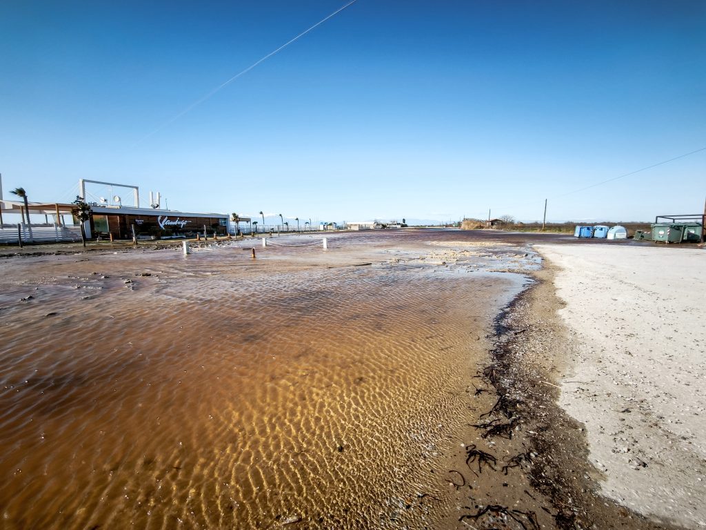 Τεράστια κύματα «χτυπούν» τη Νέα Παραλία Θεσσαλονίκης- Βγήκε η θάλασσα στη στεριά σε Αγία Τριάδα και Επανομή (εικόνες)