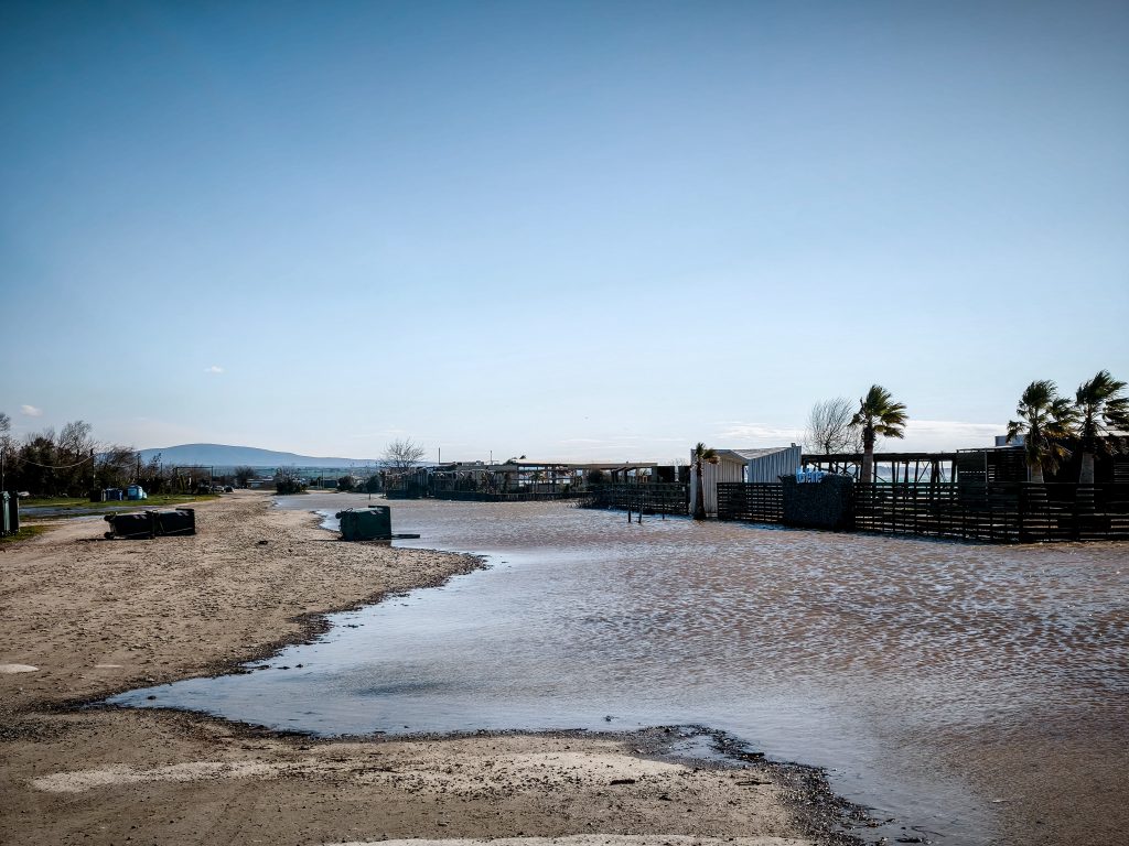 Τεράστια κύματα «χτυπούν» τη Νέα Παραλία Θεσσαλονίκης- Βγήκε η θάλασσα στη στεριά σε Αγία Τριάδα και Επανομή (εικόνες)