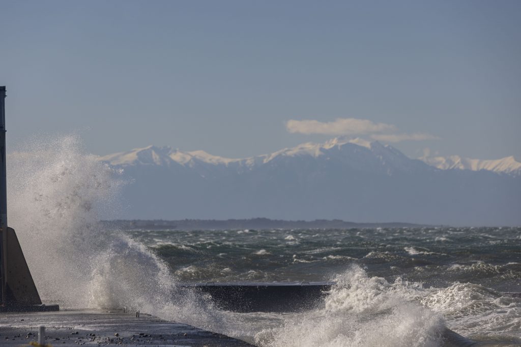 Τεράστια κύματα «χτυπούν» τη Νέα Παραλία Θεσσαλονίκης- Βγήκε η θάλασσα στη στεριά σε Αγία Τριάδα και Επανομή (εικόνες)