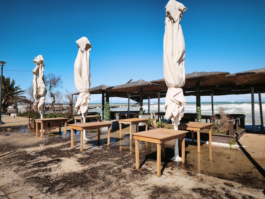 Τεράστια κύματα «χτυπούν» τη Νέα Παραλία Θεσσαλονίκης- Βγήκε η θάλασσα στη στεριά σε Αγία Τριάδα και Επανομή (εικόνες)