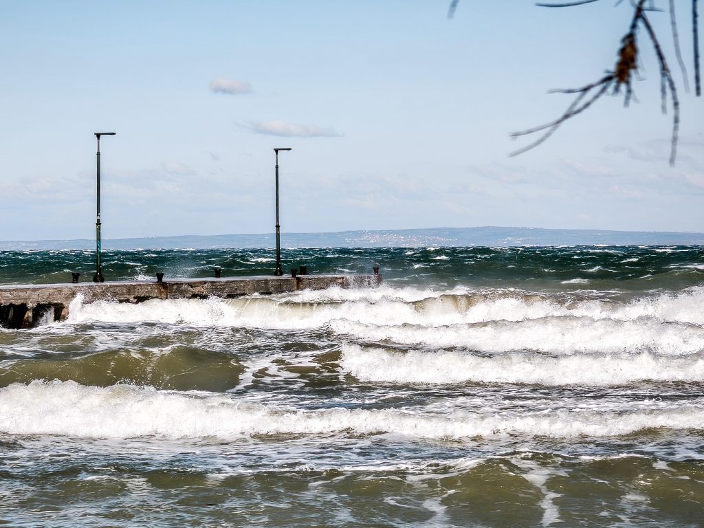 Τεράστια κύματα «χτυπούν» τη Νέα Παραλία Θεσσαλονίκης- Βγήκε η θάλασσα στη στεριά σε Αγία Τριάδα και Επανομή (εικόνες)