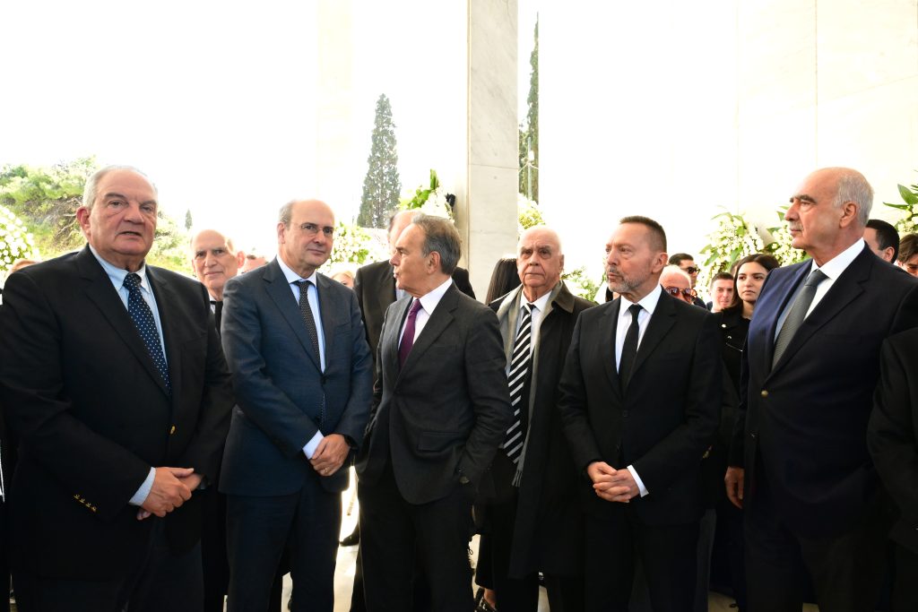 Στο Α΄ Νεκροταφείο το «τελευταίο αντίο» στην Άννα Ψαρούδα Μπενάκη – Συγγενείς, φίλοι, πολιτικοί και ακαδημαϊκοί την αποχαιρέτησαν