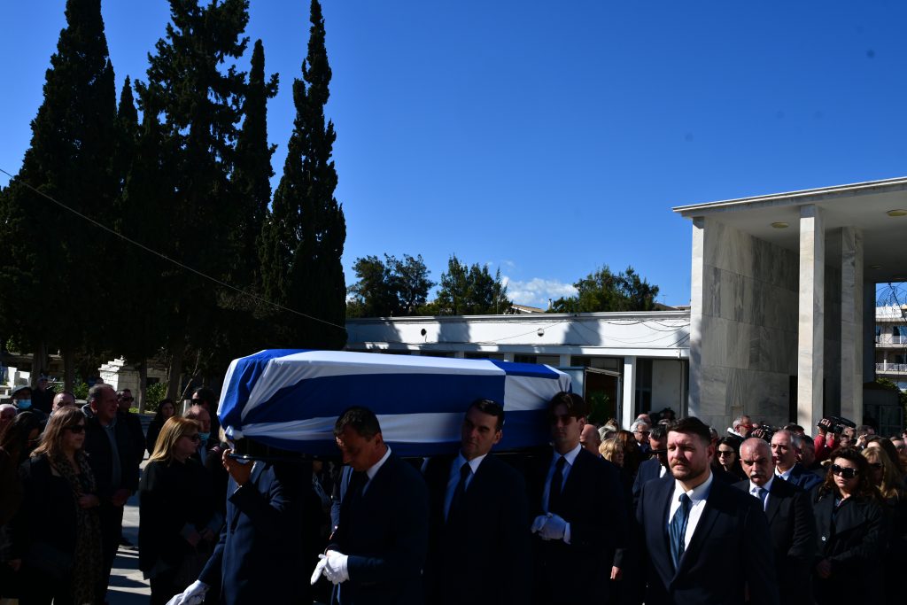 Στο Α΄ Νεκροταφείο το «τελευταίο αντίο» στην Άννα Ψαρούδα Μπενάκη – Συγγενείς, φίλοι, πολιτικοί και ακαδημαϊκοί την αποχαιρέτησαν