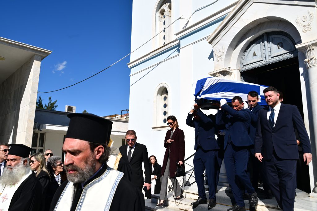 Στο Α΄ Νεκροταφείο το «τελευταίο αντίο» στην Άννα Ψαρούδα Μπενάκη – Συγγενείς, φίλοι, πολιτικοί και ακαδημαϊκοί την αποχαιρέτησαν