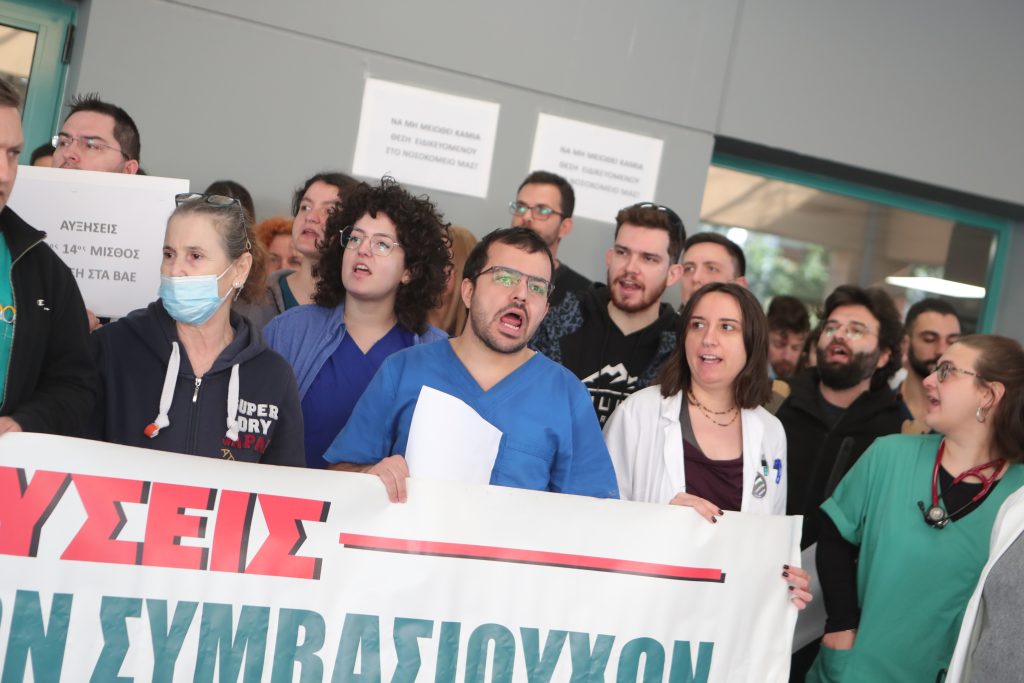 Ένταση και αποδοκιμασίες στο νοσοκομείο Νικαίας κατά την επίσκεψη Γεωργιάδη