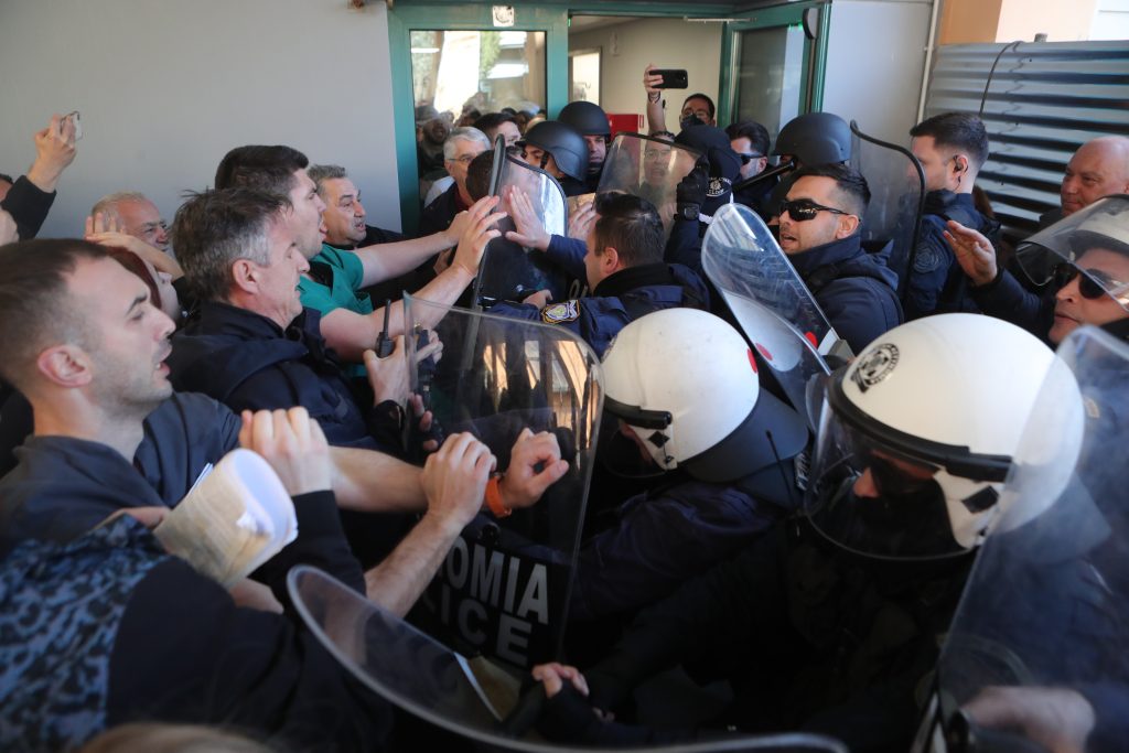 Ένταση και αποδοκιμασίες στο νοσοκομείο Νικαίας κατά την επίσκεψη Γεωργιάδη