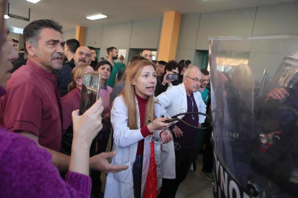 Δημογλίδου στο ΕΡΤnews για τα επεισόδια στο Κρατικό Νίκαιας: Δεν προκύπτει αστυνομική βία, αντιθέτως κάποιοι συγκεντρωμένοι επιτέθηκαν σε αστυνομικούς