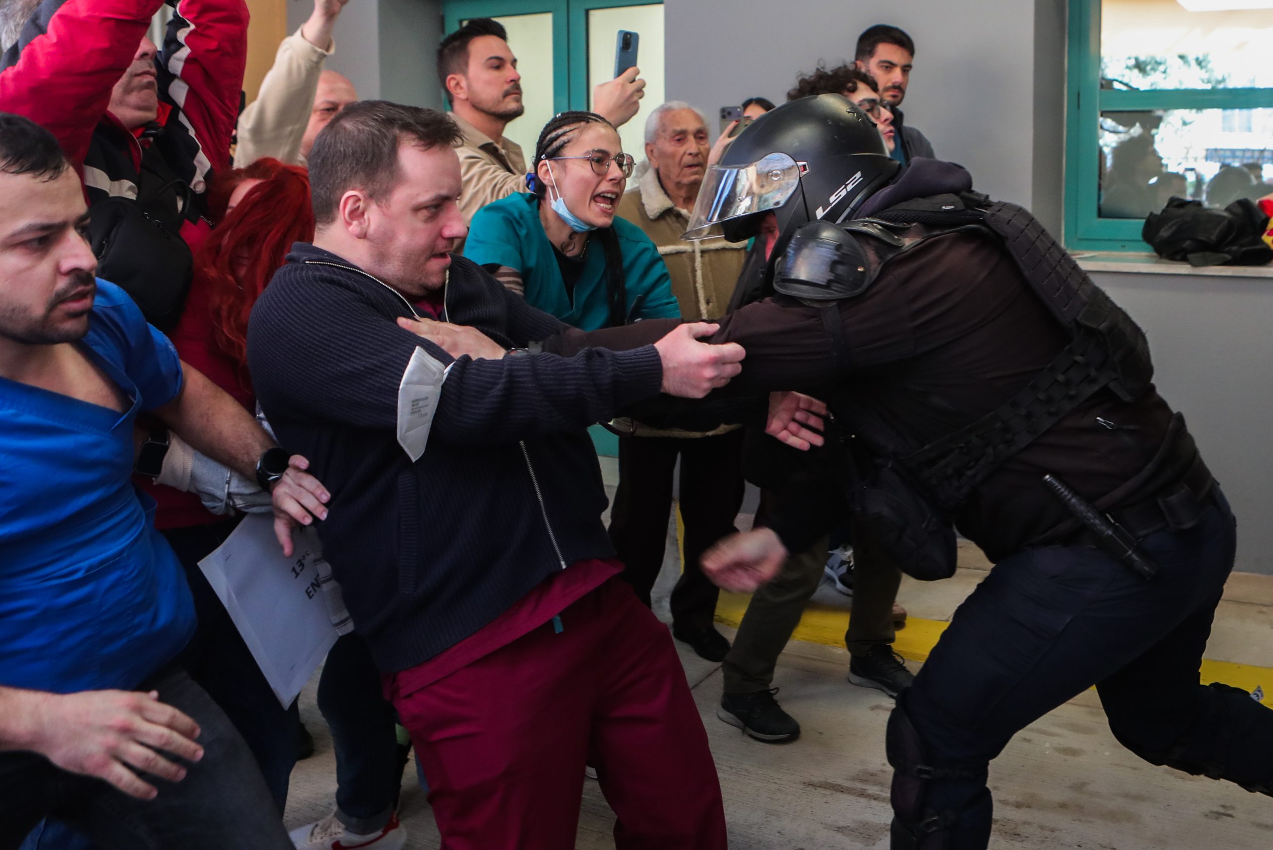 Αντιδράσεις κομμάτων και συνδικαλιστικών φορέων για τα επεισόδια στο Νοσοκομείο της Νίκαιας