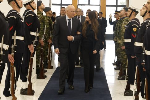 Χρυσός ο δίσκος των Κόρε.Ύδρο. «Φτηνή ποπ για την ελίτ» 20 χρόνια μετά- Το συγκρότημα χάρισε τον δίσκο στην ΕΡΤ Κέρκυρας