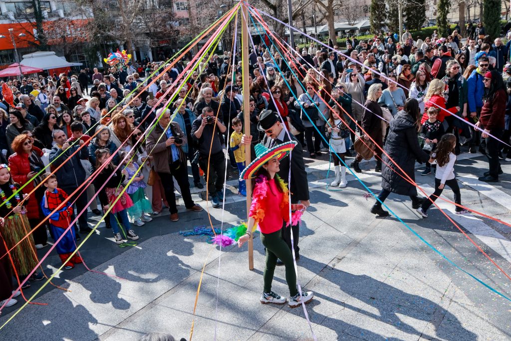 Live η νυχτερινή ποδαράτη παρέλαση στην Πάτρα – Πάνω από 50.000 καρναβαλιστές στους δρόμους