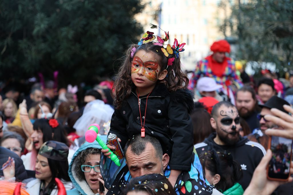 Πάτρα: Χιλιάδες καρναβαλιστές και δεκάδες άρματα στους δρόμους – Ξέφρενο κέφι και εκδηλώσεις σε όλη την Ελλάδα