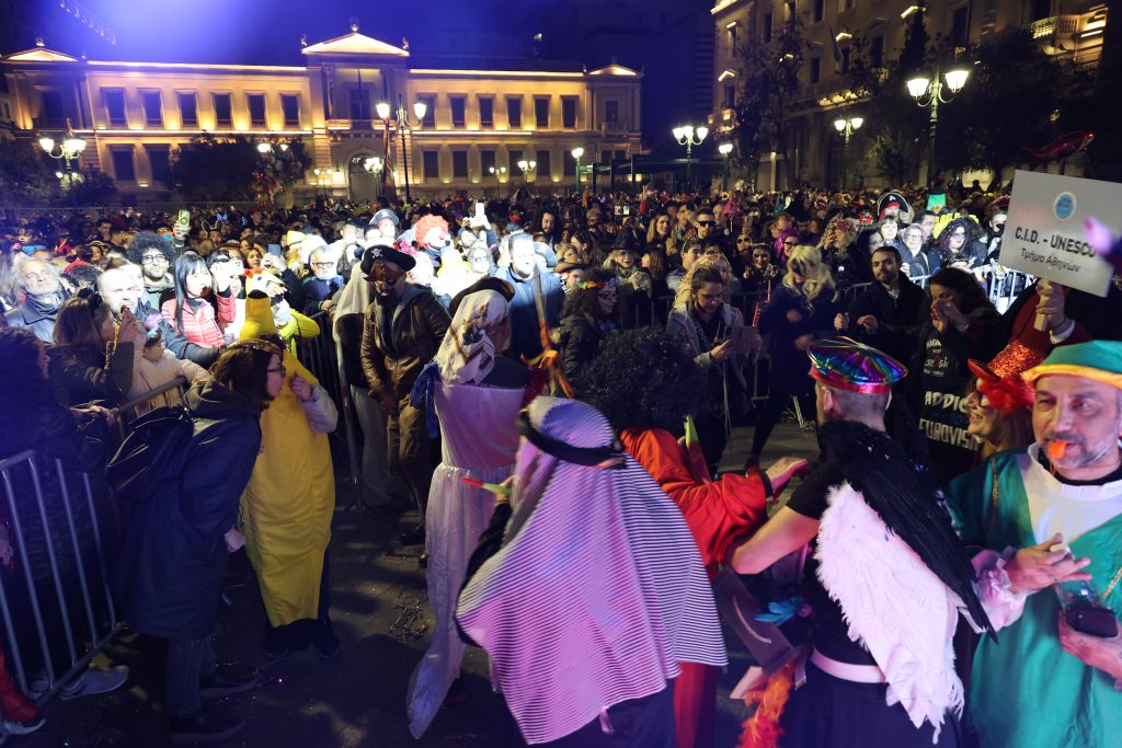 Πάτρα: Χιλιάδες καρναβαλιστές και δεκάδες άρματα στους δρόμους – Ξέφρενο κέφι και εκδηλώσεις σε όλη την Ελλάδα