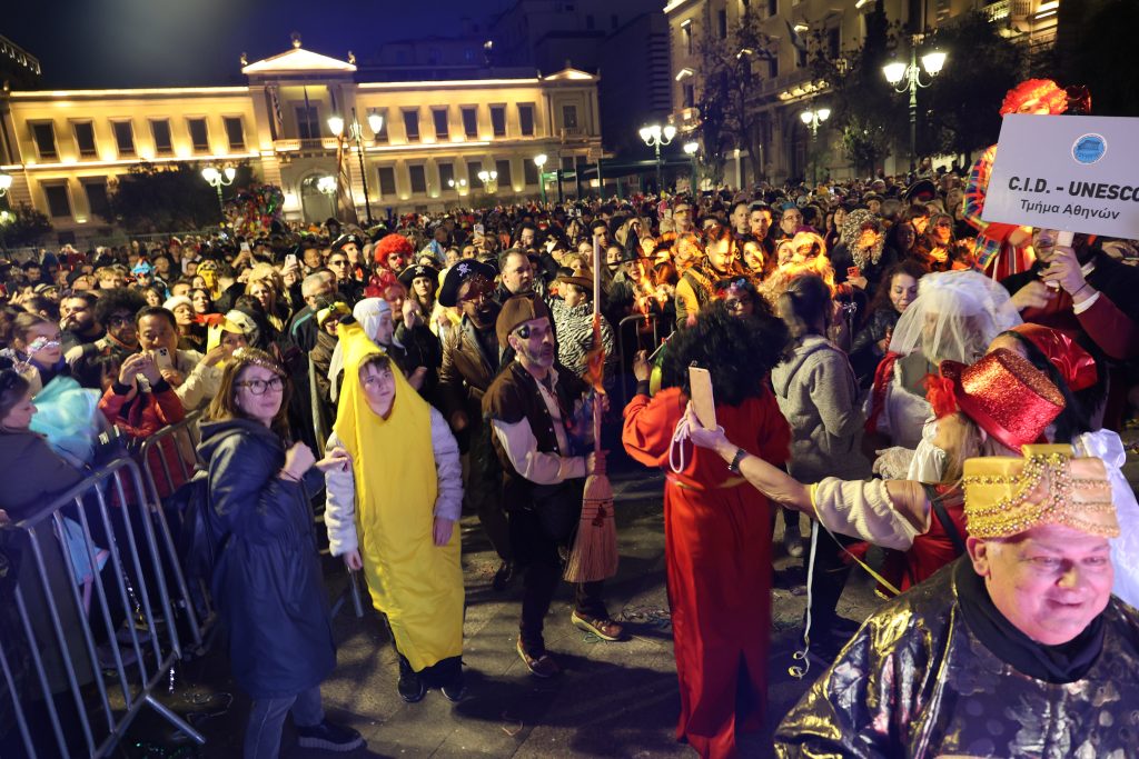 Πάτρα: Χιλιάδες καρναβαλιστές και δεκάδες άρματα στους δρόμους – Ξέφρενο κέφι και εκδηλώσεις σε όλη την Ελλάδα