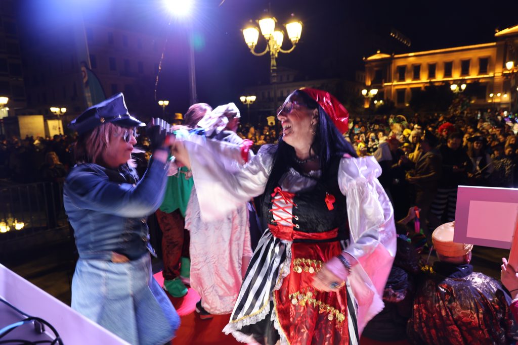 Πάτρα: Χιλιάδες καρναβαλιστές και δεκάδες άρματα στους δρόμους – Ξέφρενο κέφι και εκδηλώσεις σε όλη την Ελλάδα