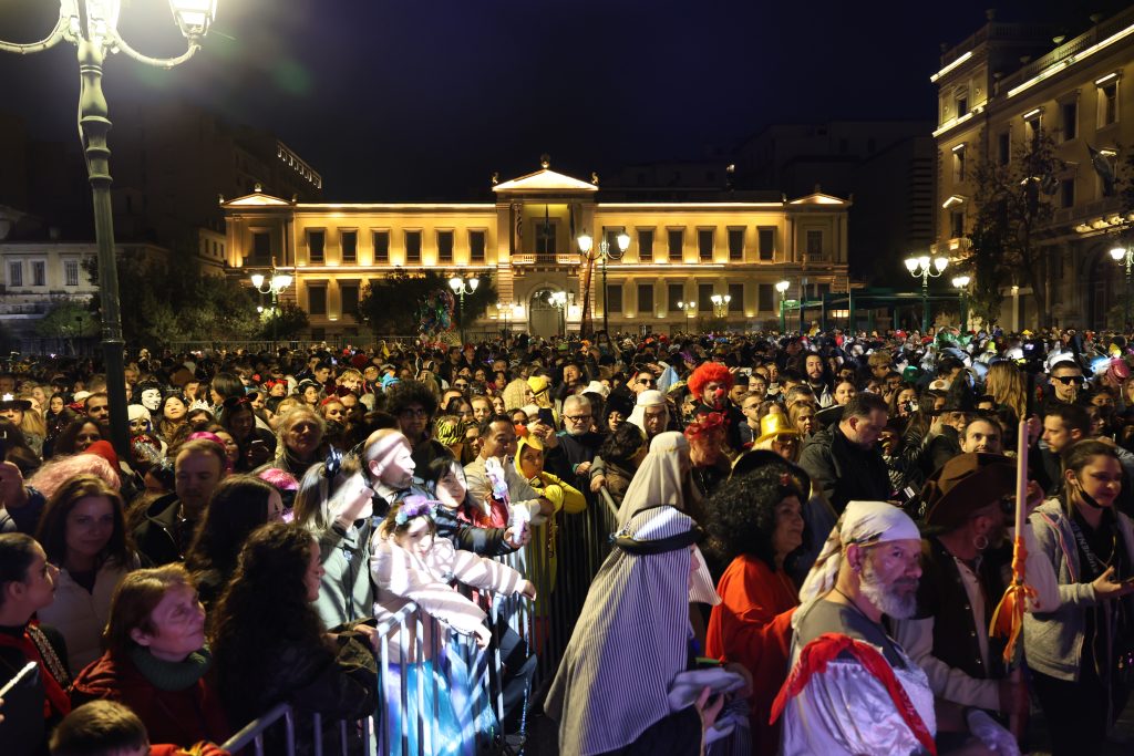 Πάτρα: Χιλιάδες καρναβαλιστές και δεκάδες άρματα στους δρόμους – Ξέφρενο κέφι και εκδηλώσεις σε όλη την Ελλάδα
