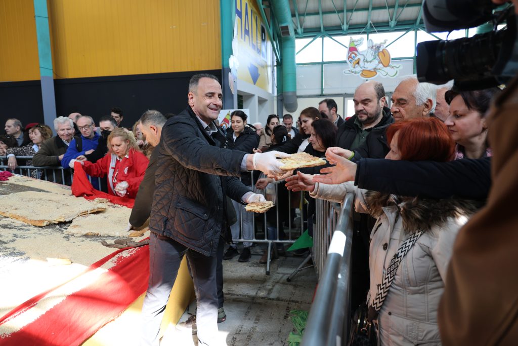 Περιστέρι: Ψήνουν τη μεγαλύτερη λαγάνα της Ελλάδας για την Καθαρά Δευτέρα