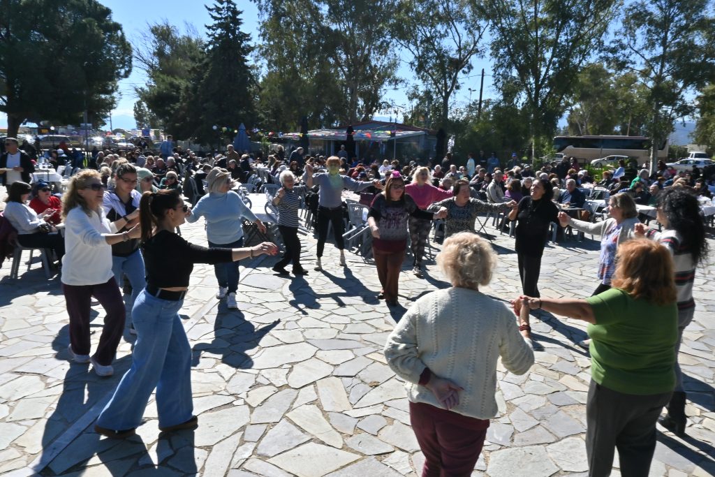 Κούλουμα: Τηρήθηκε το έθιμο της Καθαράς Δευτέρας σε όλη τη χώρα με λαγάνα, φασολάδα, χαρταετούς, χορό και κρασί