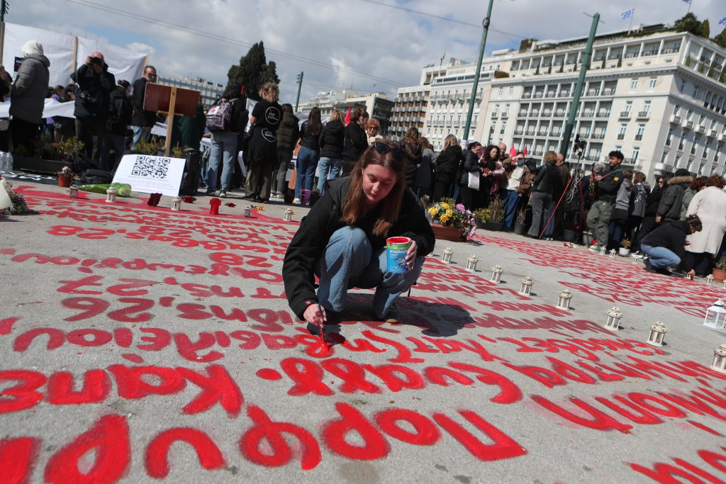 Tραγωδία στα Τέμπη: Ένταση και επεισόδια σε εξέλιξη στο Σύνταγμα (Live) – Συγκεντρώσεις σε όλη τη χώρα