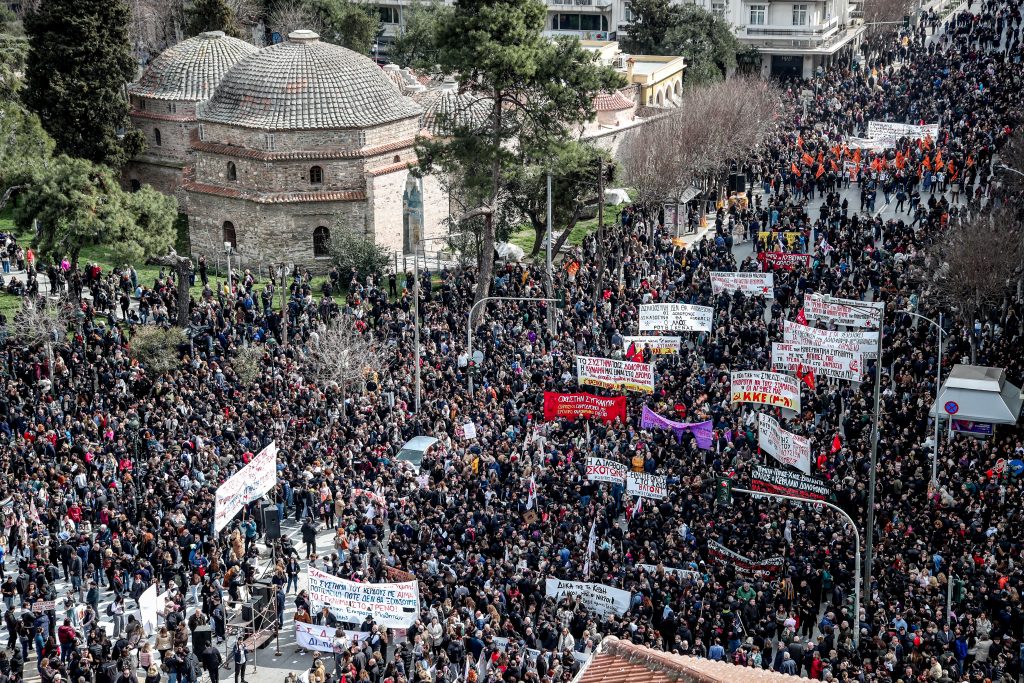 Tραγωδία στα Τέμπη: Ένταση και επεισόδια σε εξέλιξη στο Σύνταγμα (Live) – Συγκεντρώσεις σε όλη τη χώρα