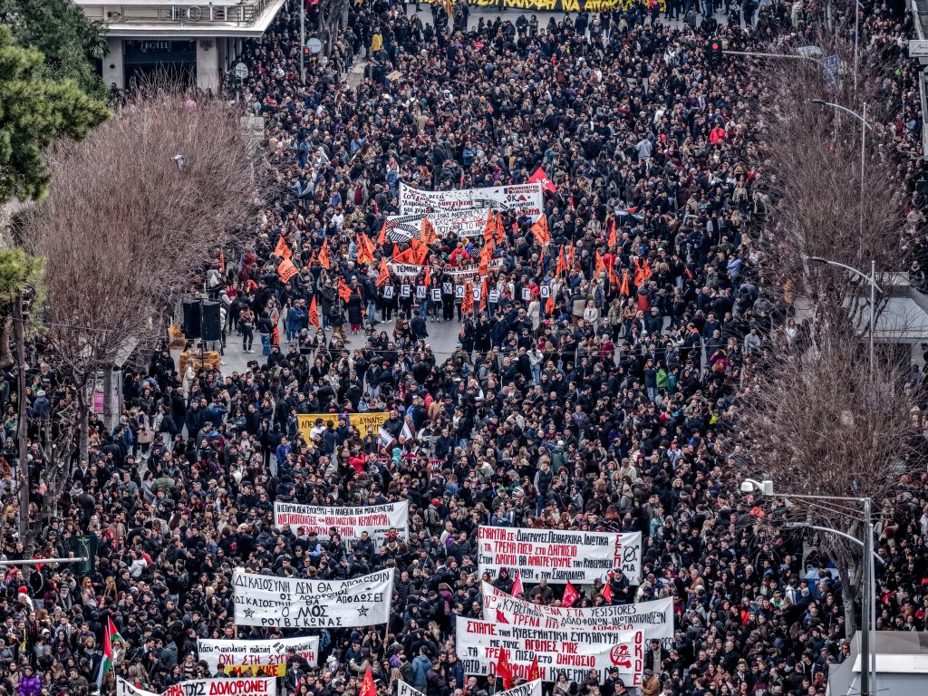Με αίτημα την απονομή δικαιοσύνης χιλιάδες κόσμου διαδήλωσαν στη Θεσσαλονίκη για τα Τέμπη