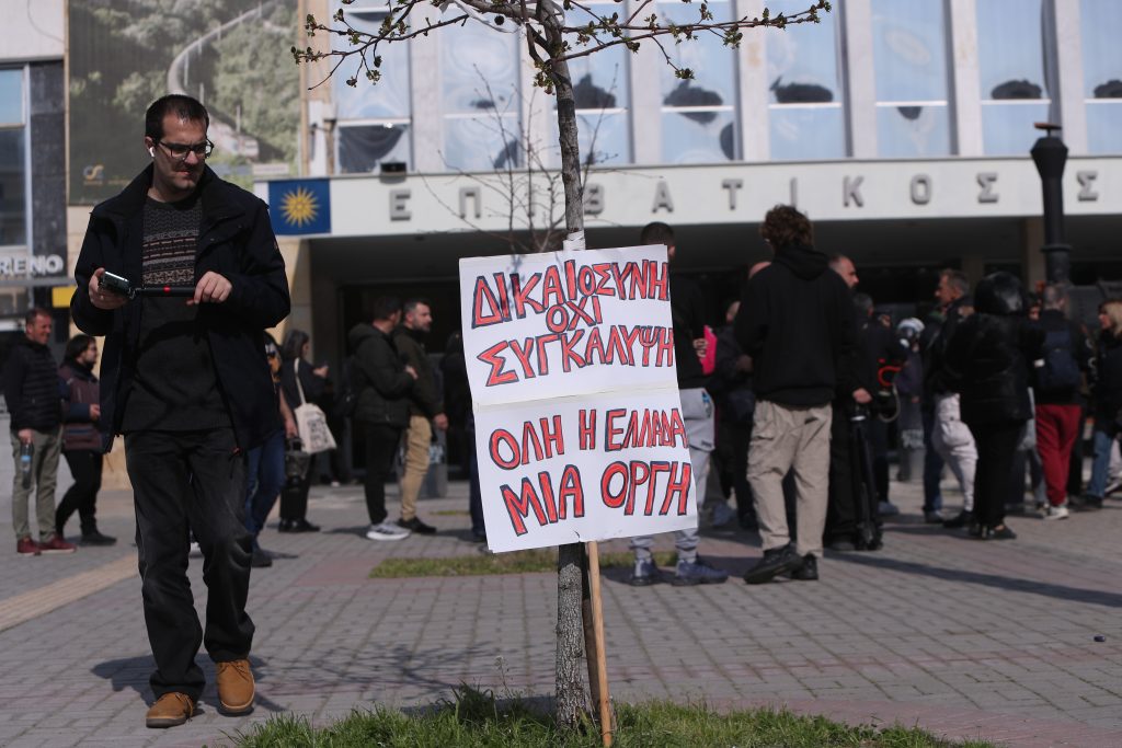 Με αίτημα την απονομή δικαιοσύνης χιλιάδες κόσμου διαδήλωσαν στη Θεσσαλονίκη για τα Τέμπη