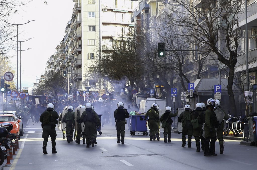 Θεσσαλονίκη: Ένταση και μολότοφ στην πορεία για τα Τέμπη-Συλλήψεις και προσαγωγές
