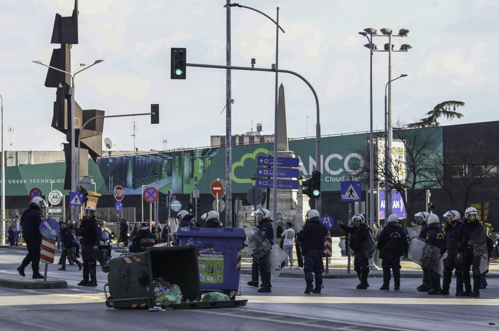 Θεσσαλονίκη: Δύο τραυματίες αστυνομικοί στα επεισόδια για τα Τέμπη-5 συλλήψεις, 45 προσαγωγές