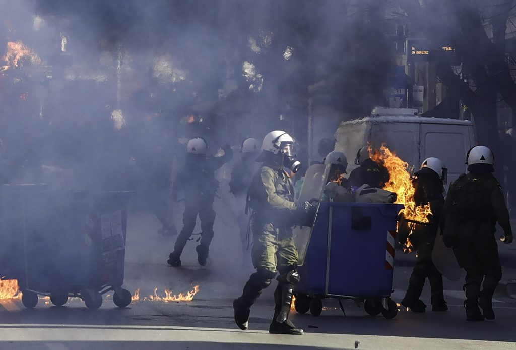 Θεσσαλονίκη: Ένταση και μολότοφ στην πορεία για τα Τέμπη-Συλλήψεις και προσαγωγές