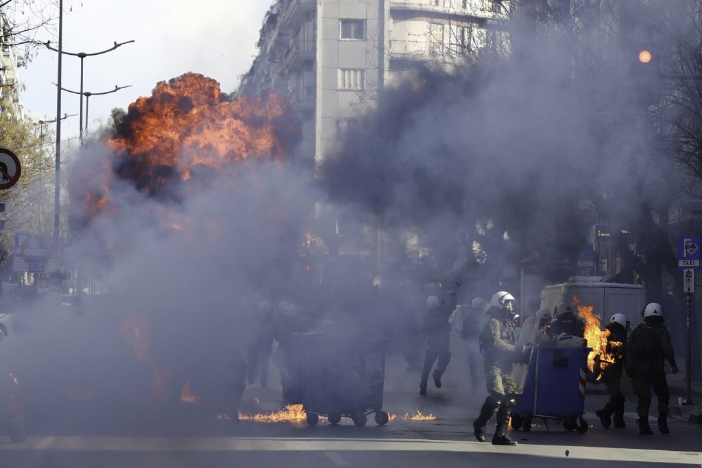 Θεσσαλονίκη: Ένταση και μολότοφ στην πορεία για τα Τέμπη-Συλλήψεις και προσαγωγές